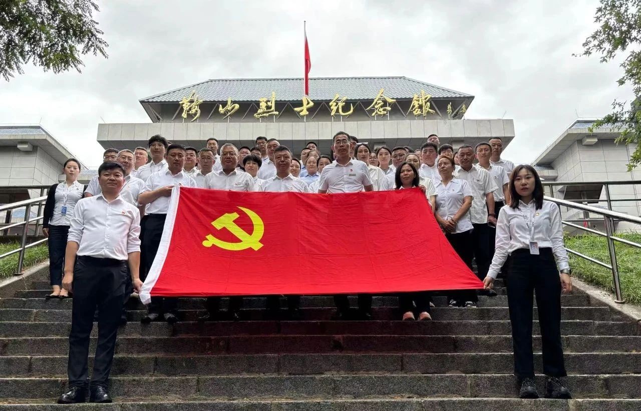 鞍勤集團(tuán)、公服集團(tuán)開展“憶初心、強(qiáng)黨性、轉(zhuǎn)作風(fēng)、建新功”慶“七·一”主題黨日活動(dòng)